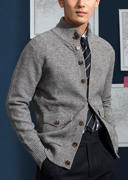 Locker geschnittener grauer Strickmantel für Herren mit Stehkragen, Knöpfen und Taschen – Frühling