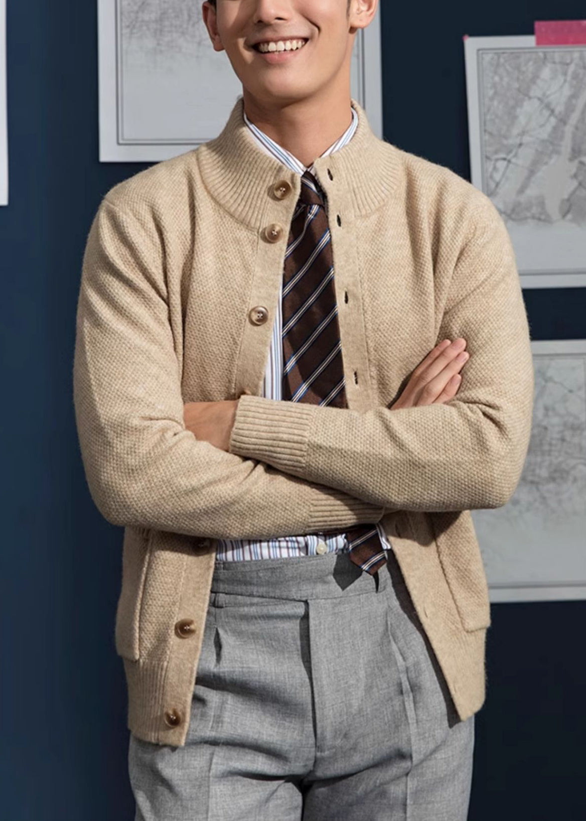 Locker geschnittener grauer Strickmantel für Herren mit Stehkragen, Knöpfen und Taschen – Frühling