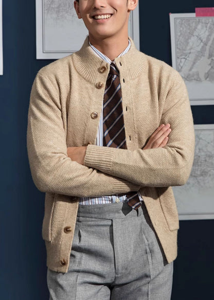 Locker geschnittener grauer Strickmantel für Herren mit Stehkragen, Knöpfen und Taschen – Frühling