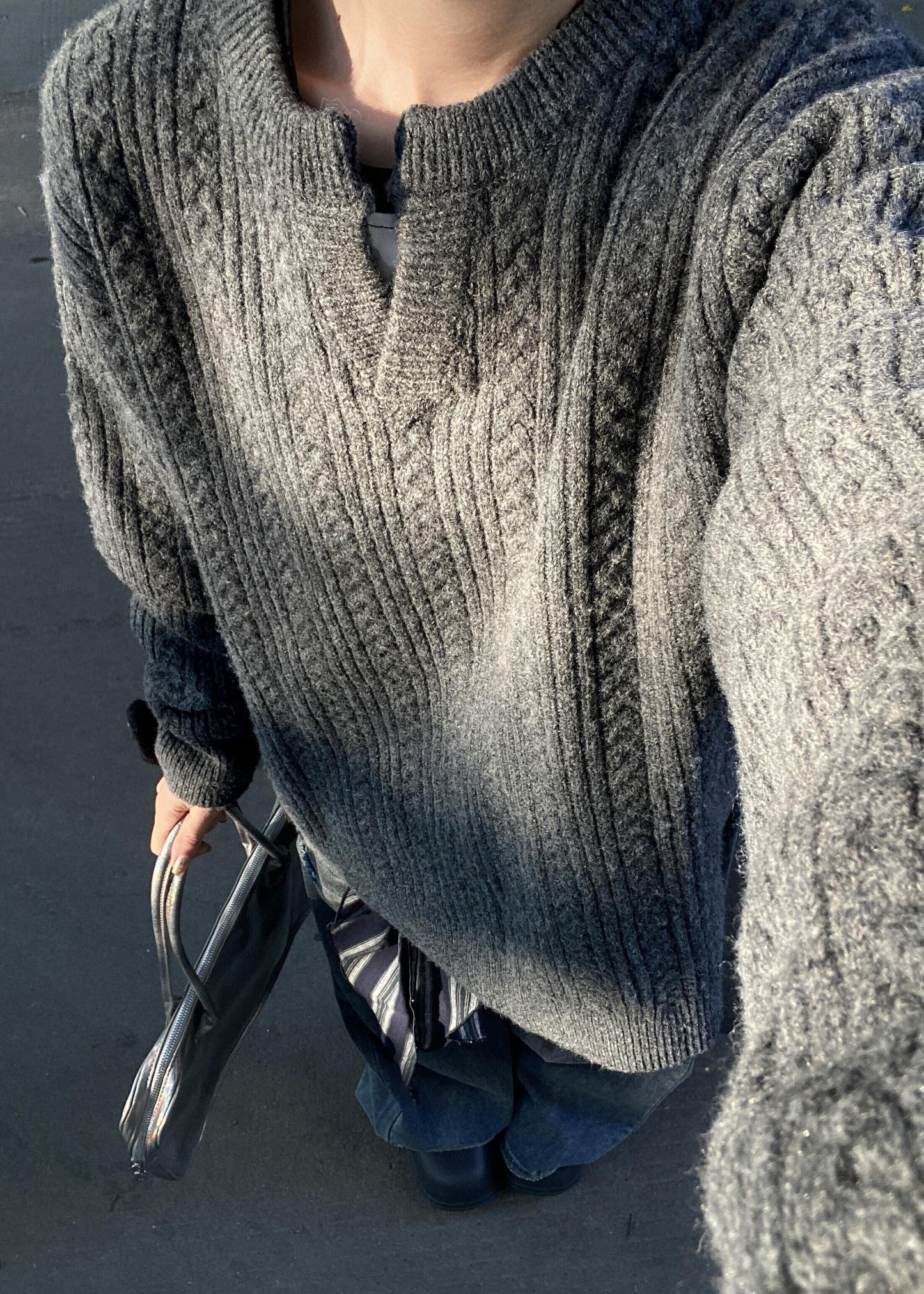 Lockerer, grauer Herrenpullover mit V-Ausschnitt und Zopfmuster aus Baumwolle für den Winter