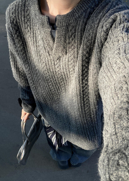 Lockerer, grauer Herrenpullover mit V-Ausschnitt und Zopfmuster aus Baumwolle für den Winter