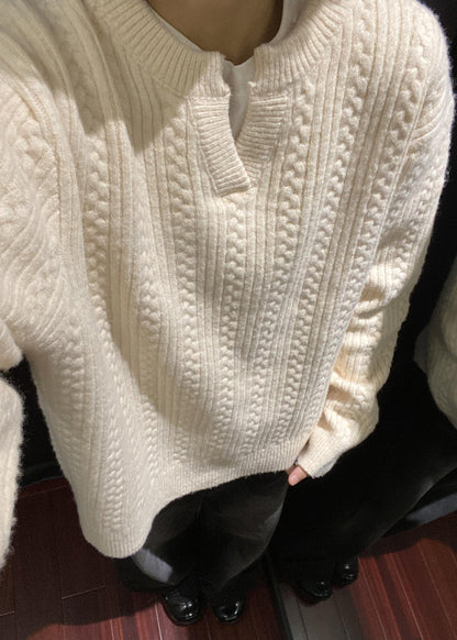 Lockerer, grauer Herrenpullover mit V-Ausschnitt und Zopfmuster aus Baumwolle für den Winter