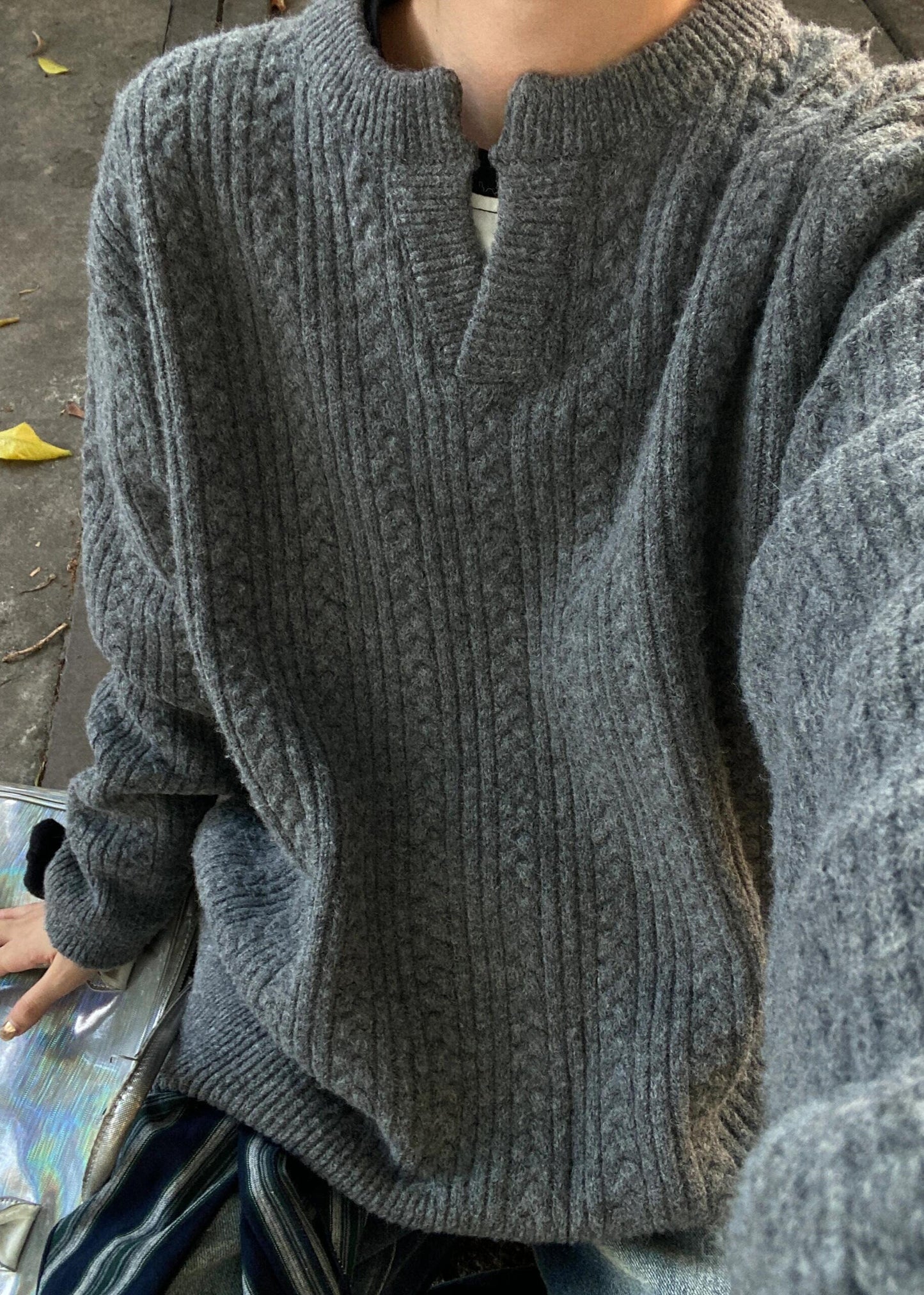 Lockerer, grauer Herrenpullover mit V-Ausschnitt und Zopfmuster aus Baumwolle für den Winter