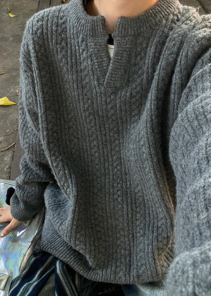 Lockerer, grauer Herrenpullover mit V-Ausschnitt und Zopfmuster aus Baumwolle für den Winter