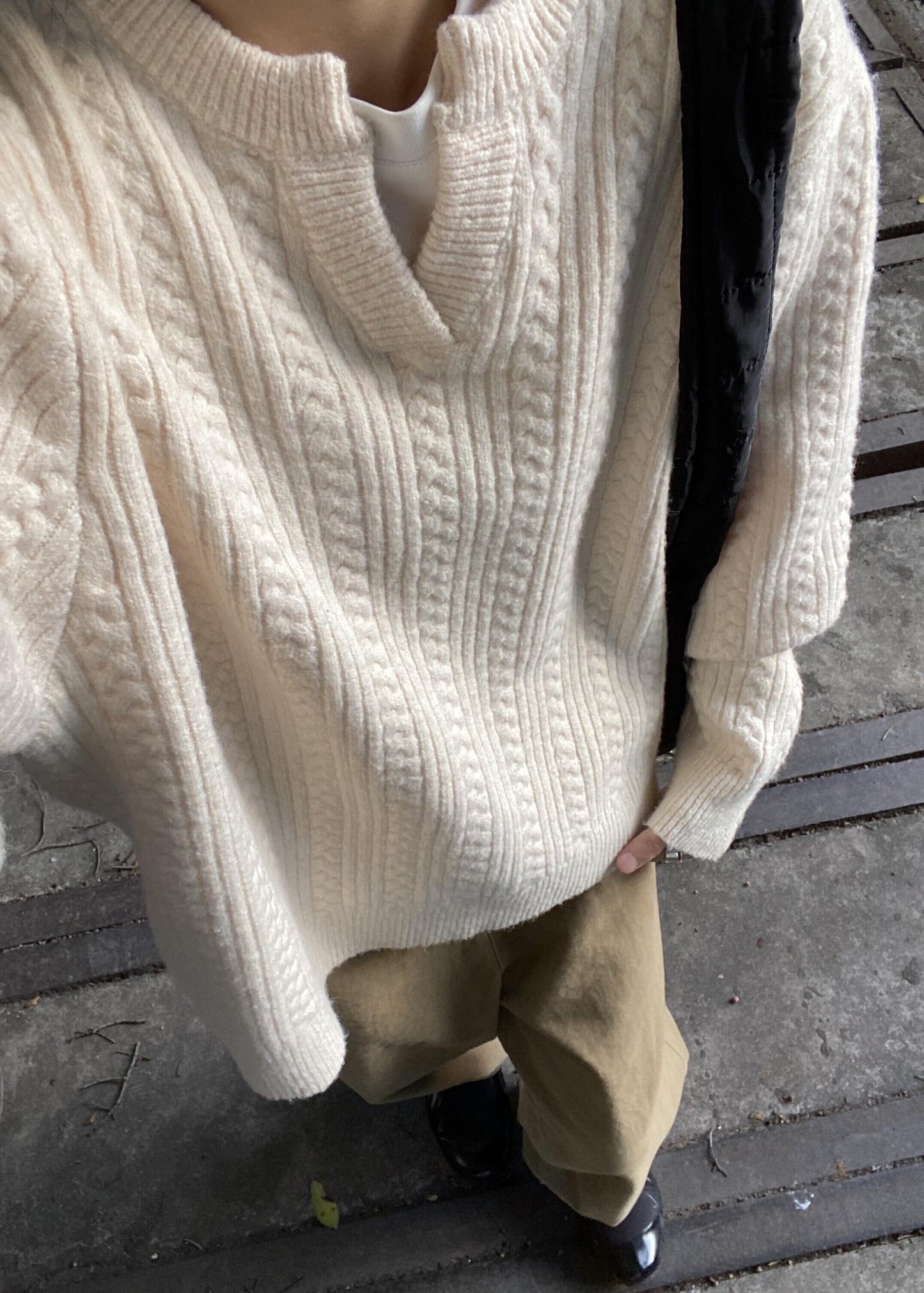 Lockerer, grauer Herrenpullover mit V-Ausschnitt und Zopfmuster aus Baumwolle für den Winter