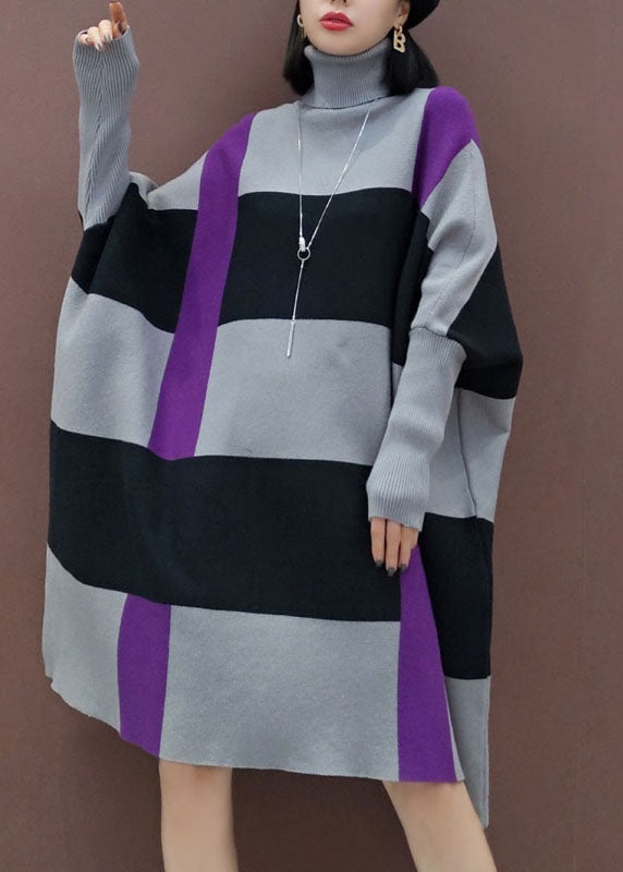 Lockeres grau-schwarz gestreiftes Strickkleid mit langen Ärmeln