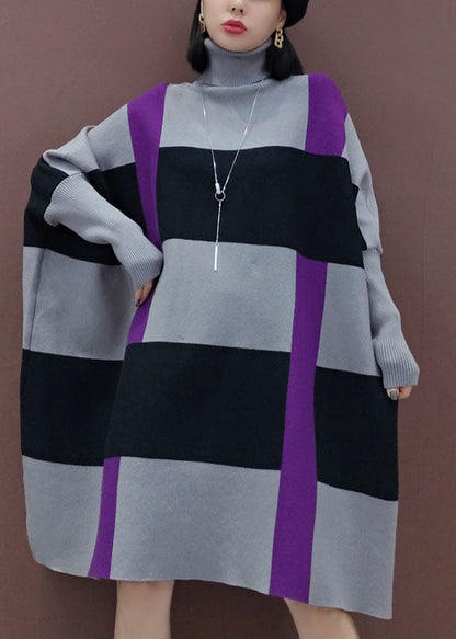 Lockeres grau-schwarz gestreiftes Strickkleid mit langen Ärmeln