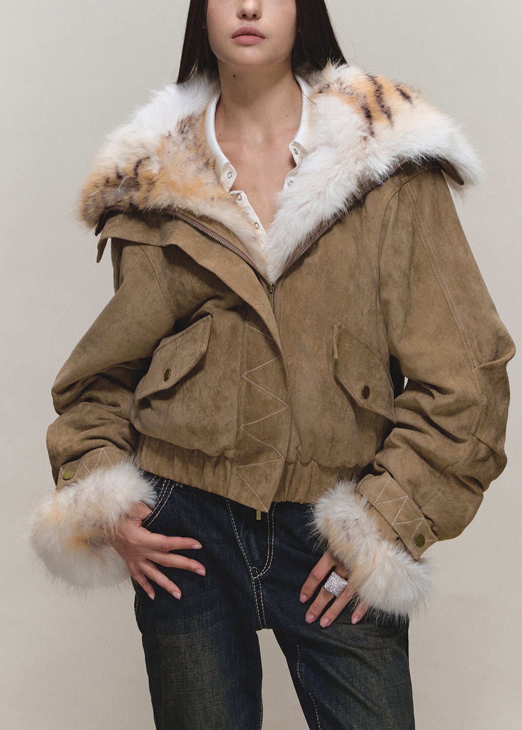 Parka de ante sintético con bolsillos y cuello Peter Pan holgado de color caqui y mangas farol