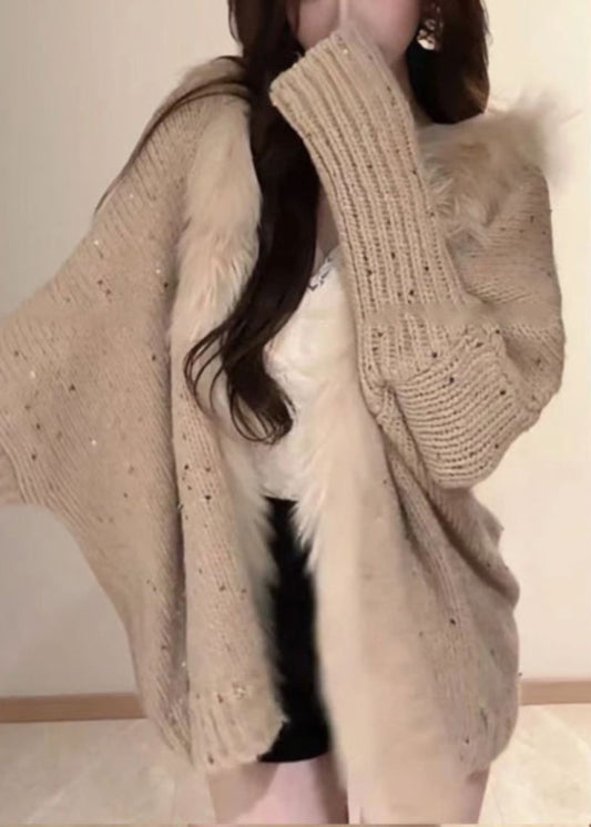 Locker geschnittene khakifarbene Strickjacke mit V-Ausschnitt, Paillettenbesatz und Fledermausärmeln