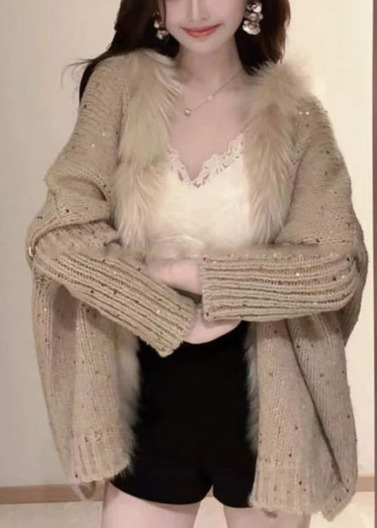 Locker geschnittene khakifarbene Strickjacke mit V-Ausschnitt, Paillettenbesatz und Fledermausärmeln