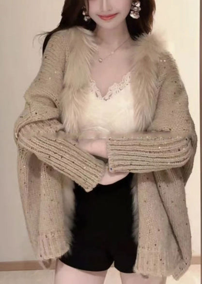 Cárdigan holgado de punto con cuello en V, lentejuelas y patchwork, color caqui y mangas murciélago