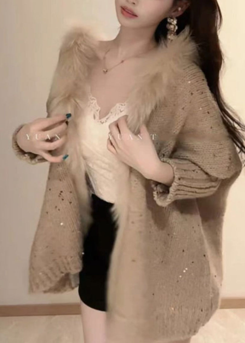 Cárdigan holgado de punto con cuello en V, lentejuelas y patchwork, color caqui y mangas murciélago