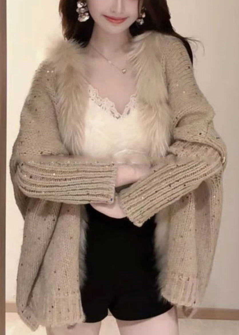 Cárdigan holgado de punto con cuello en V, lentejuelas y patchwork, color caqui y mangas murciélago