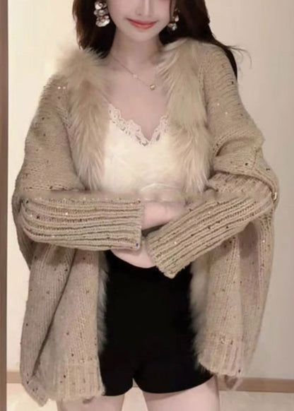 Cárdigan holgado de punto con cuello en V, lentejuelas y patchwork, color caqui y mangas murciélago