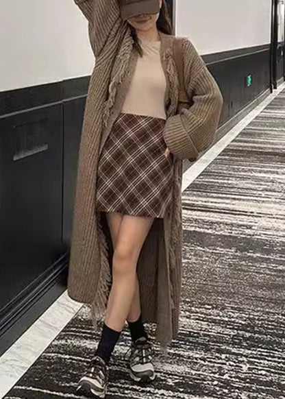 Lockerer, hellbrauner, langer Strickmantel mit V-Ausschnitt, Knöpfen und Quasten für den Winter