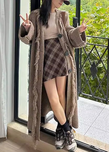 Lockerer, hellbrauner, langer Strickmantel mit V-Ausschnitt, Knöpfen und Quasten für den Winter