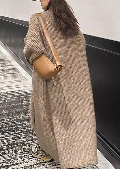 Lockerer, hellbrauner, langer Strickmantel mit V-Ausschnitt, Knöpfen und Quasten für den Winter