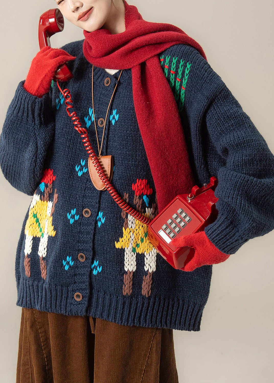 Locker geschnittene, marineblaue Strickmäntel mit Stickerei und Knöpfen für den Frühling