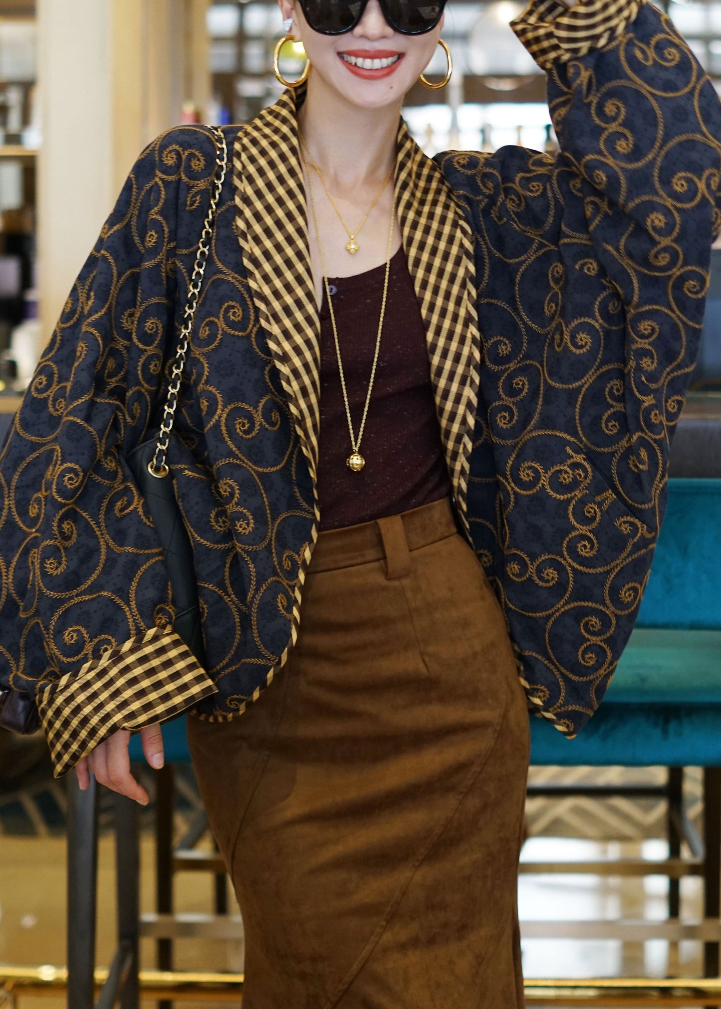 Locker geschnittene, marineblaue Baumwollstrickjacke mit beidseitiger Stickerei und Fledermausärmeln