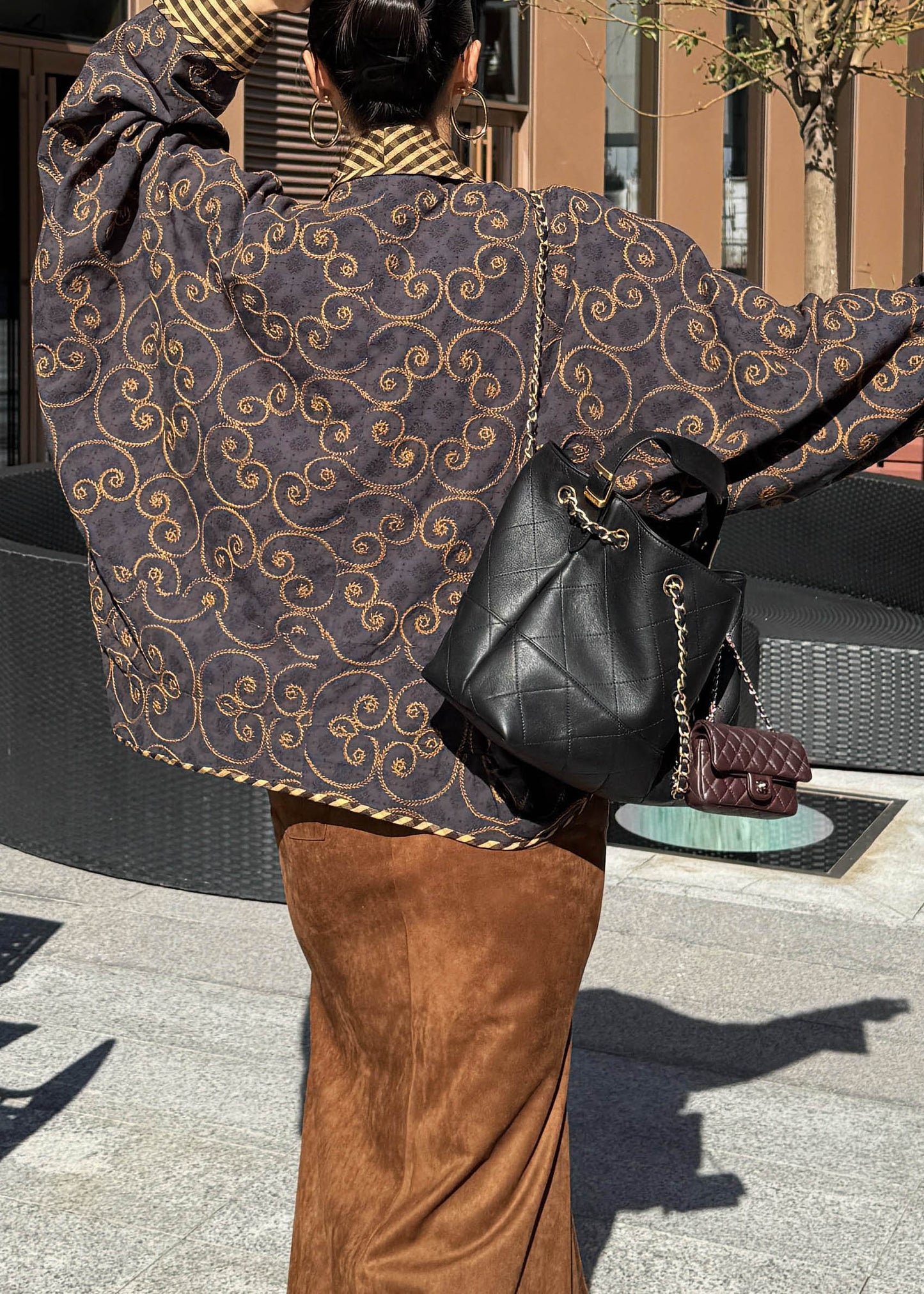 Locker geschnittene, marineblaue Baumwollstrickjacke mit beidseitiger Stickerei und Fledermausärmeln