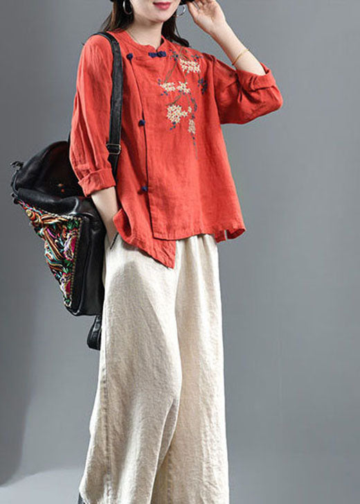 Lockeres, orangefarbenes, besticktes Leinenoberteil mit Blumenmuster und halblangen Ärmeln