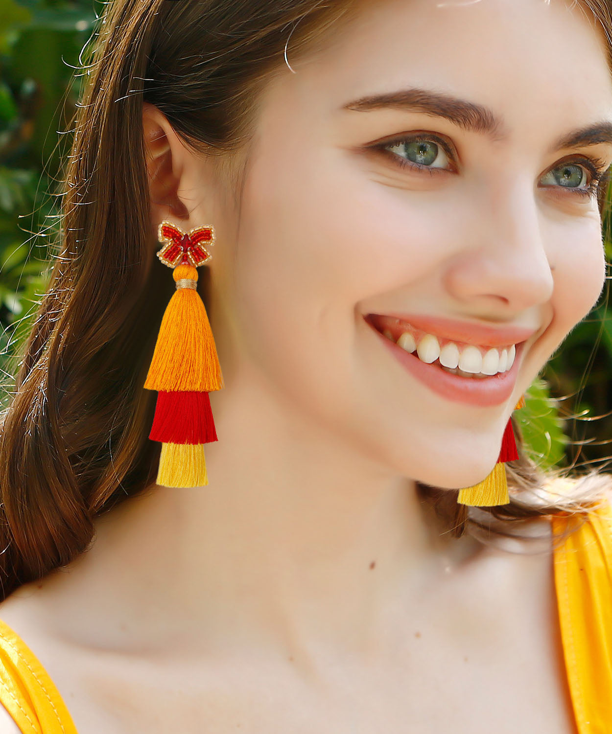 Lose rosafarbene Schmetterlings-Ohrhänger mit Glasurquaste