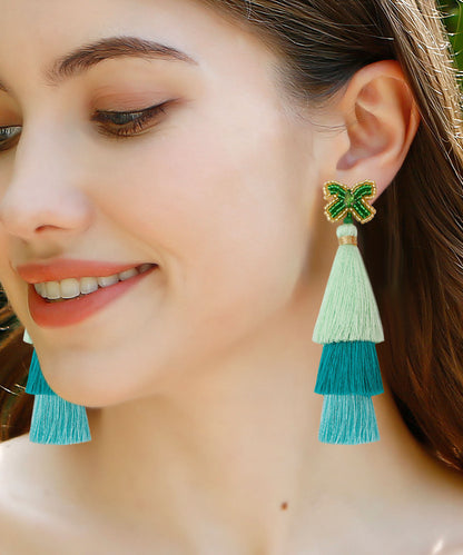 Lose rosafarbene Schmetterlings-Ohrhänger mit Glasurquaste