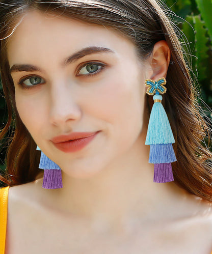 Lose rosafarbene Schmetterlings-Ohrhänger mit Glasurquaste