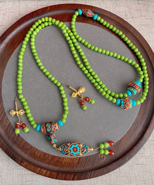 Collar con colgante de borla y cuentas de esmalte cloisonné con gemas rosas sueltas