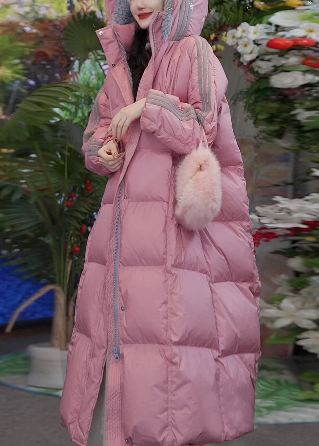 Locker geschnittener, rosafarbener, gestreifter Daunen-Steppmantel mit Kapuze und Reißverschluss für den Winter