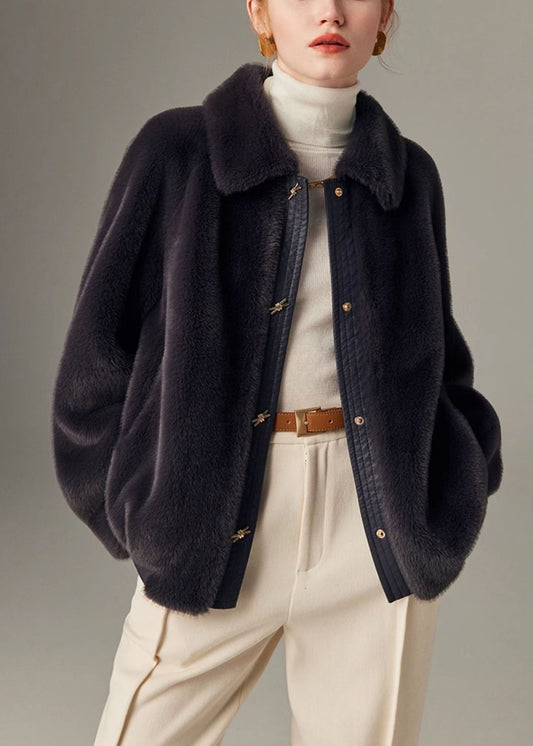 Locker geschnittene Wintermäntel aus lila Kunstleder mit Knöpfen und Nerzhaar-Patchwork