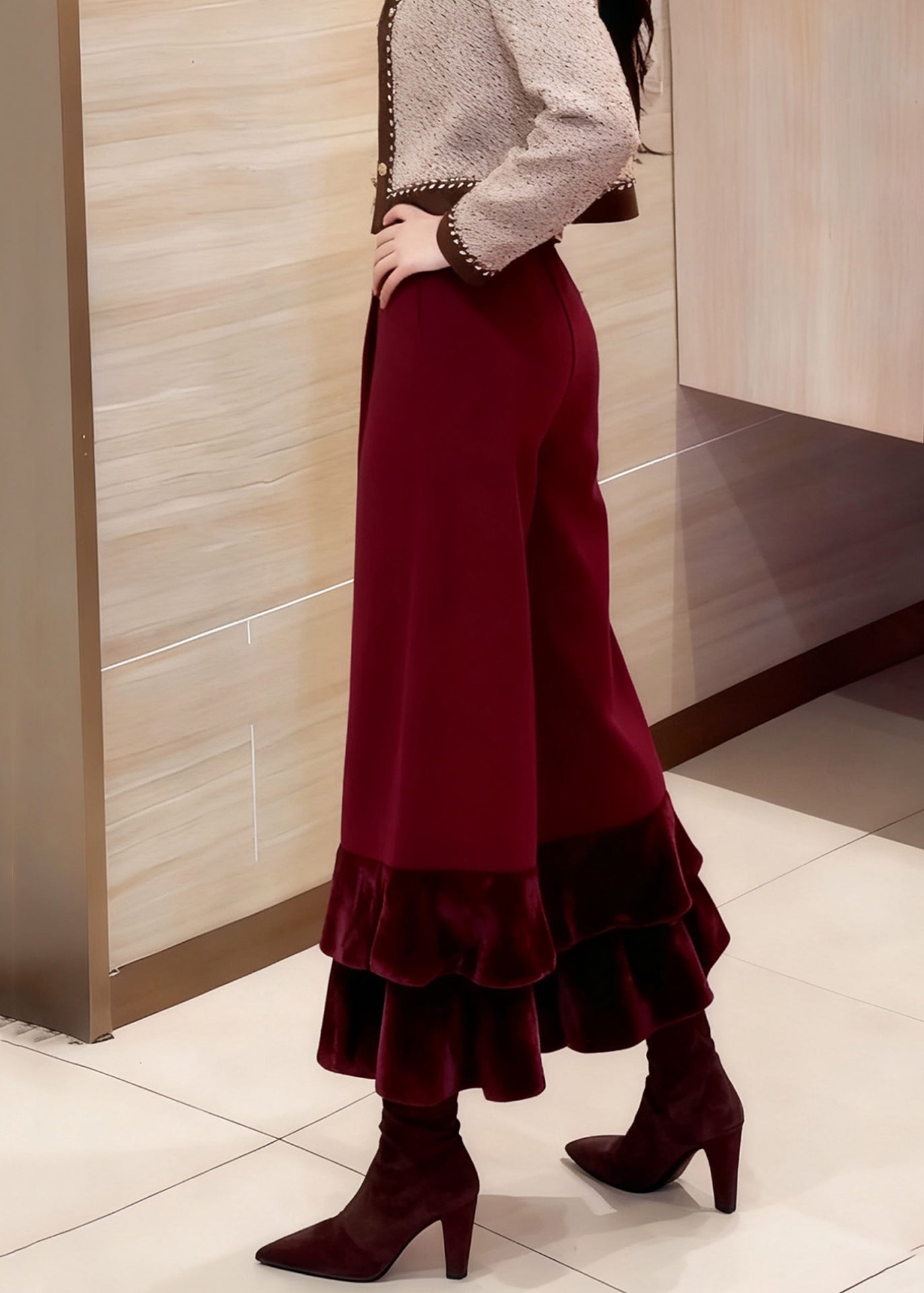 Locker geschnittene rote, gerüschte Seidenvelours-Patchworkhose mit hohem Bund und weitem Bein für den Winter