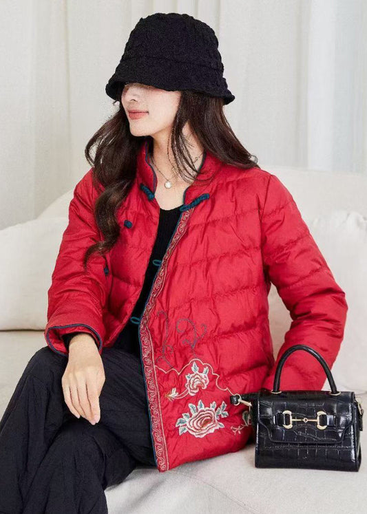 Locker geschnittener roter Mantel mit Stehkragen, chinesischen Knöpfen und Entendaunenfüllung