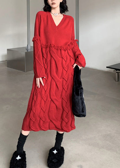 Lockeres rotes Pulloverkleid mit V-Ausschnitt und Quaste und Zopfmuster für den Winter