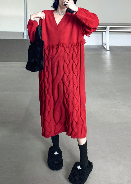Lockeres rotes Pulloverkleid mit V-Ausschnitt und Quaste und Zopfmuster für den Winter