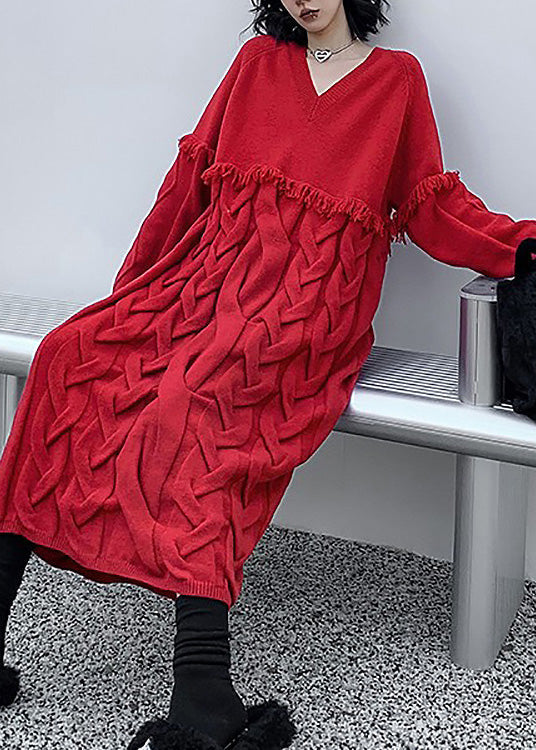 Lockeres rotes Pulloverkleid mit V-Ausschnitt und Quaste und Zopfmuster für den Winter