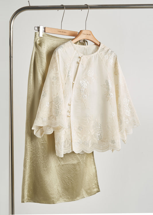 Camisa suelta de seda con lentejuelas bordadas en blanco y mangas con brazalete