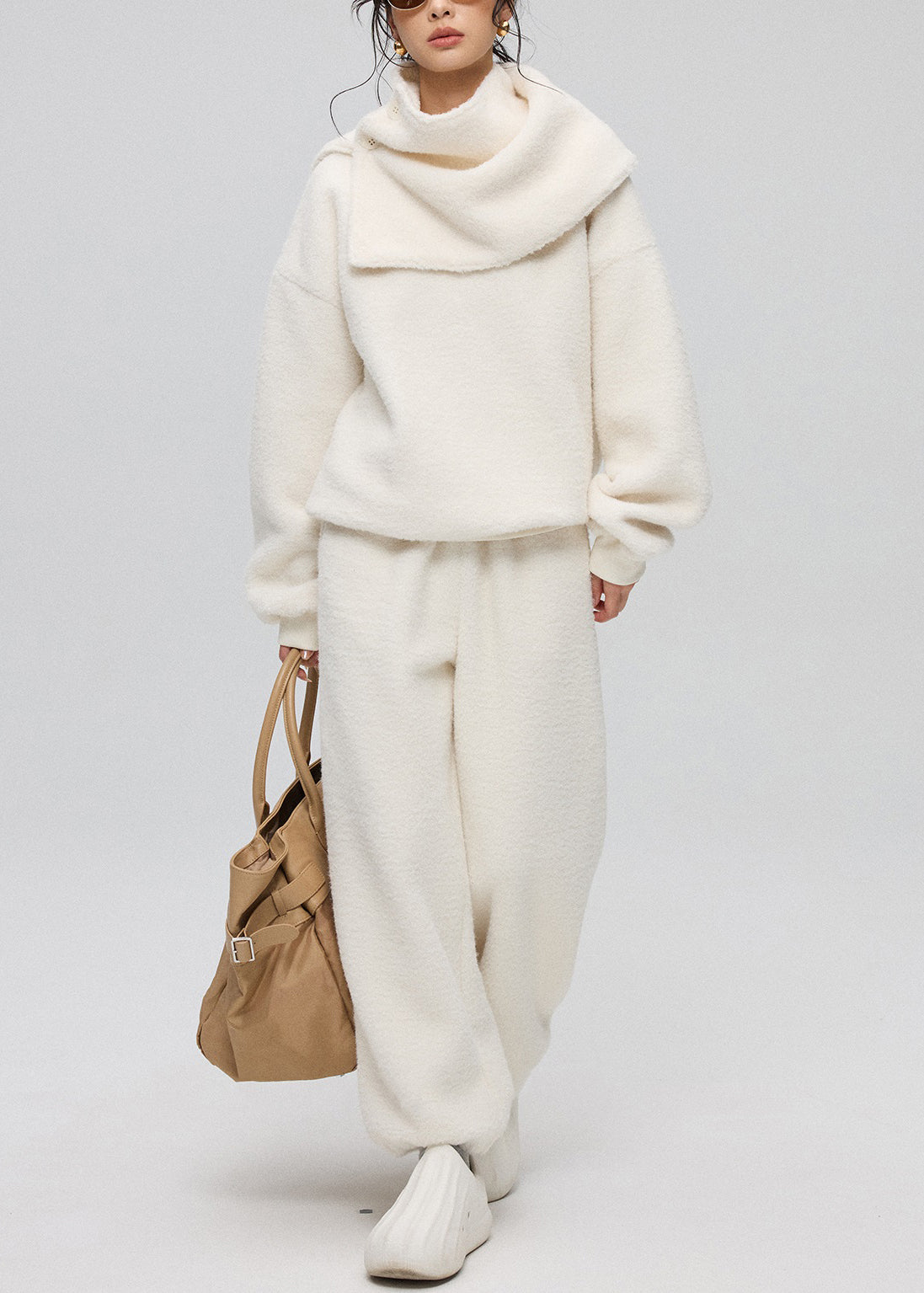 Conjunto de tres piezas de piel sintética de peluche liso con cuello redondo y botones blancos sueltos para invierno