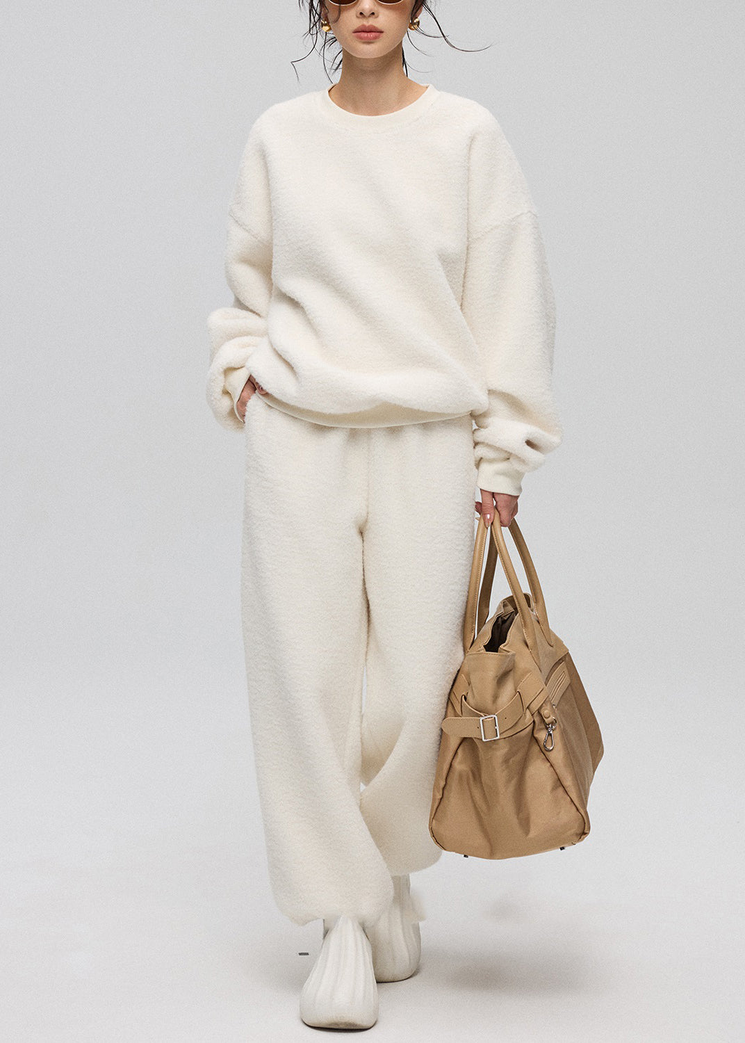 Conjunto de tres piezas de piel sintética de peluche liso con cuello redondo y botones blancos sueltos para invierno