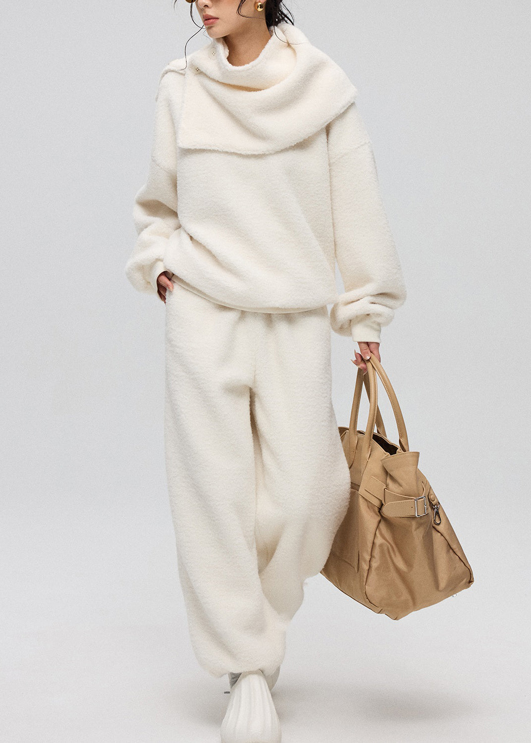 Conjunto de tres piezas de piel sintética de peluche liso con cuello redondo y botones blancos sueltos para invierno