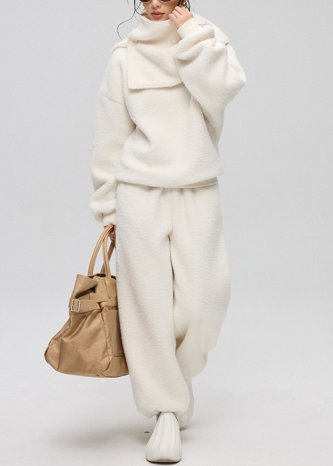 Conjunto de tres piezas de piel sintética de peluche liso con cuello redondo y botones blancos sueltos para invierno