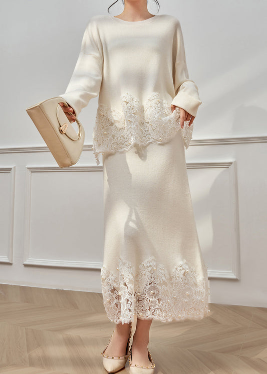 Zweiteiliges, locker sitzendes Strickset aus weißem Strick mit Rundhalsausschnitt und Perlenstickerei im Patchwork-Stil für den Winter