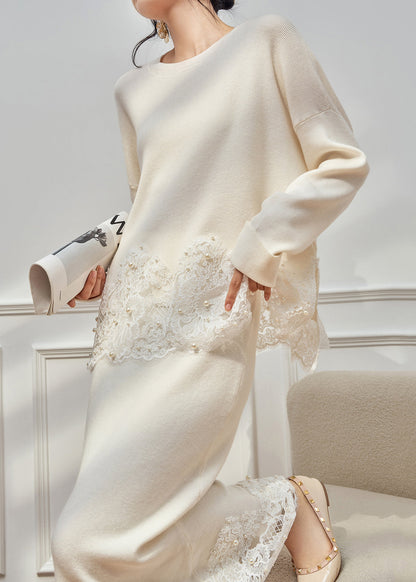 Zweiteiliges, locker sitzendes Strickset aus weißem Strick mit Rundhalsausschnitt und Perlenstickerei im Patchwork-Stil für den Winter