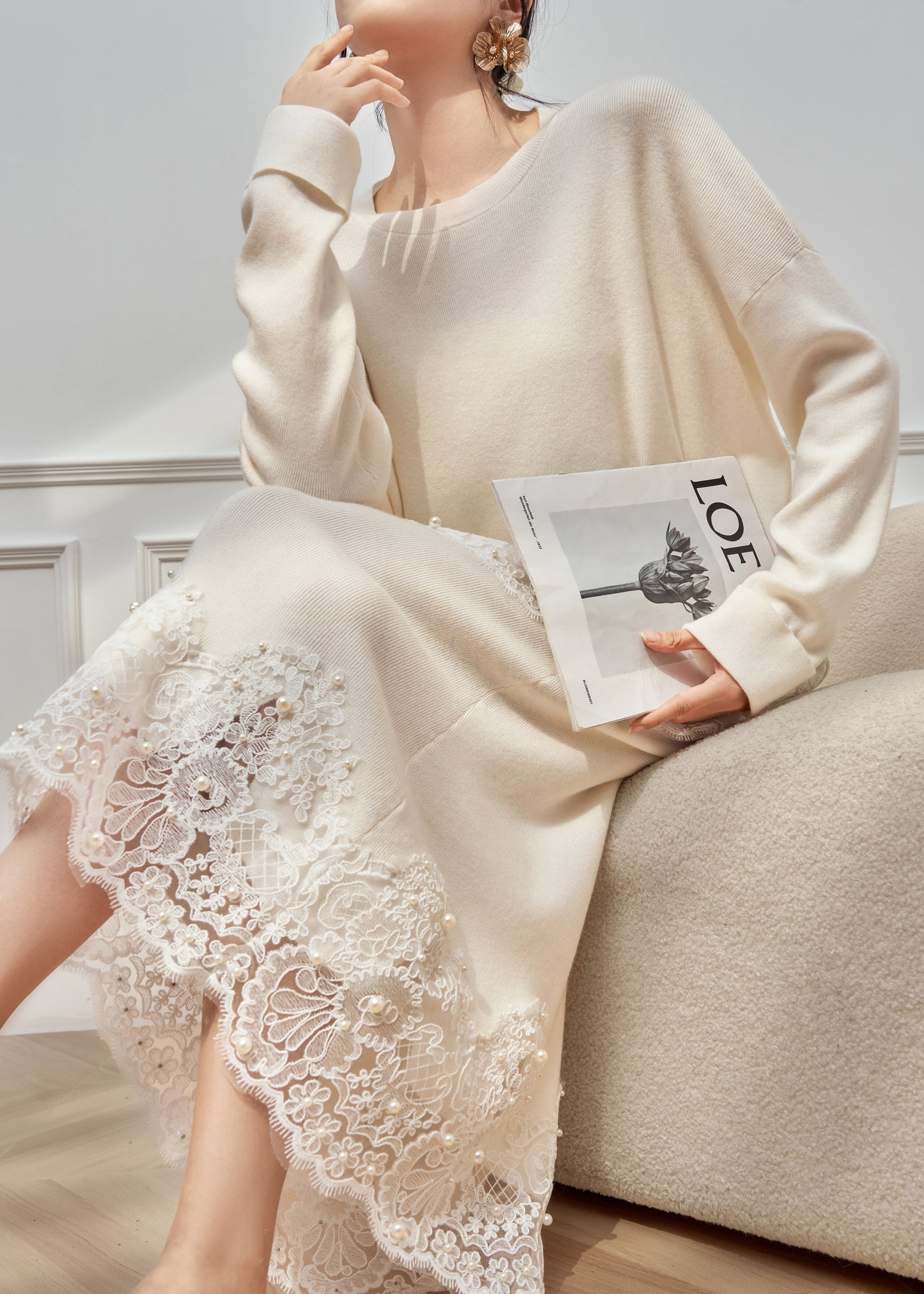 Zweiteiliges, locker sitzendes Strickset aus weißem Strick mit Rundhalsausschnitt und Perlenstickerei im Patchwork-Stil für den Winter