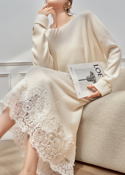 Zweiteiliges, locker sitzendes Strickset aus weißem Strick mit Rundhalsausschnitt und Perlenstickerei im Patchwork-Stil für den Winter