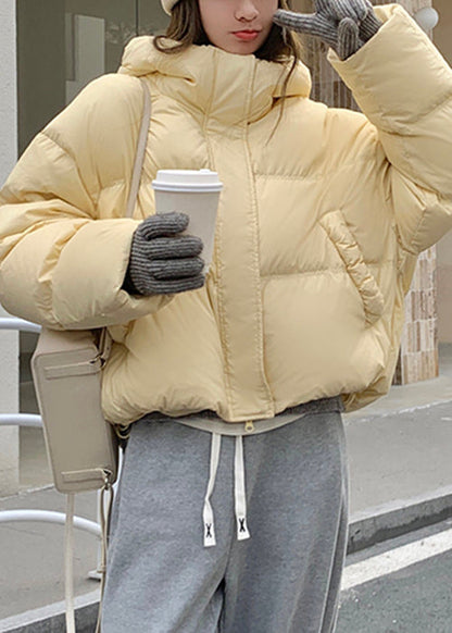 Locker geschnittener gelber Wintermantel mit Kapuze, Reißverschlusstaschen und Entendaunenfüllung