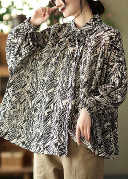 Lockeres schwarzes Hemd mit Peter-Pan-Kragen und Knopfleiste