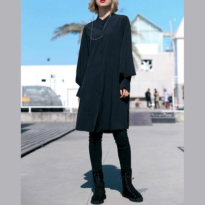 Lockere weiße Baumwollkleidung, stilvolles Baumwollhemd mit Laternenärmeln für die Fotografie