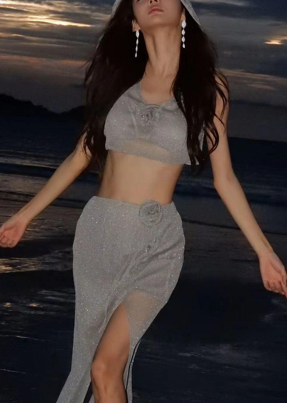 Luxuriöses Dessous-Set aus kurzem, grauem Pailletten-Kapuzentop und Maxirock