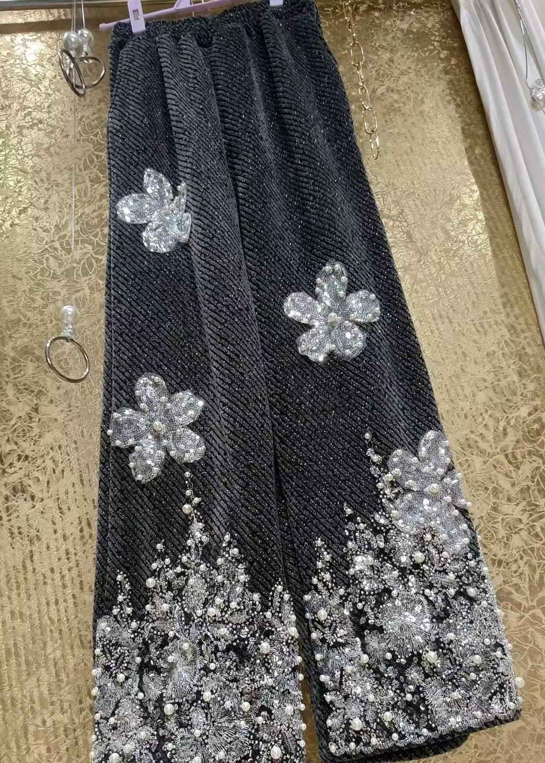 Luxuriöse Wollhose mit geradem Bein und Pailletten-Blumenstickerei für den Winter